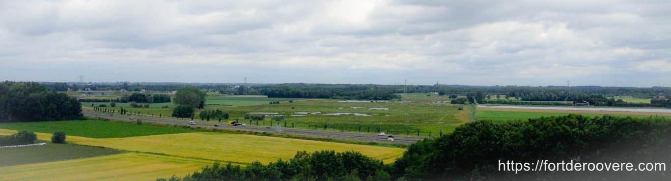 Zicht op de West-Brabantse Waterlinie met het Halsterens Laag